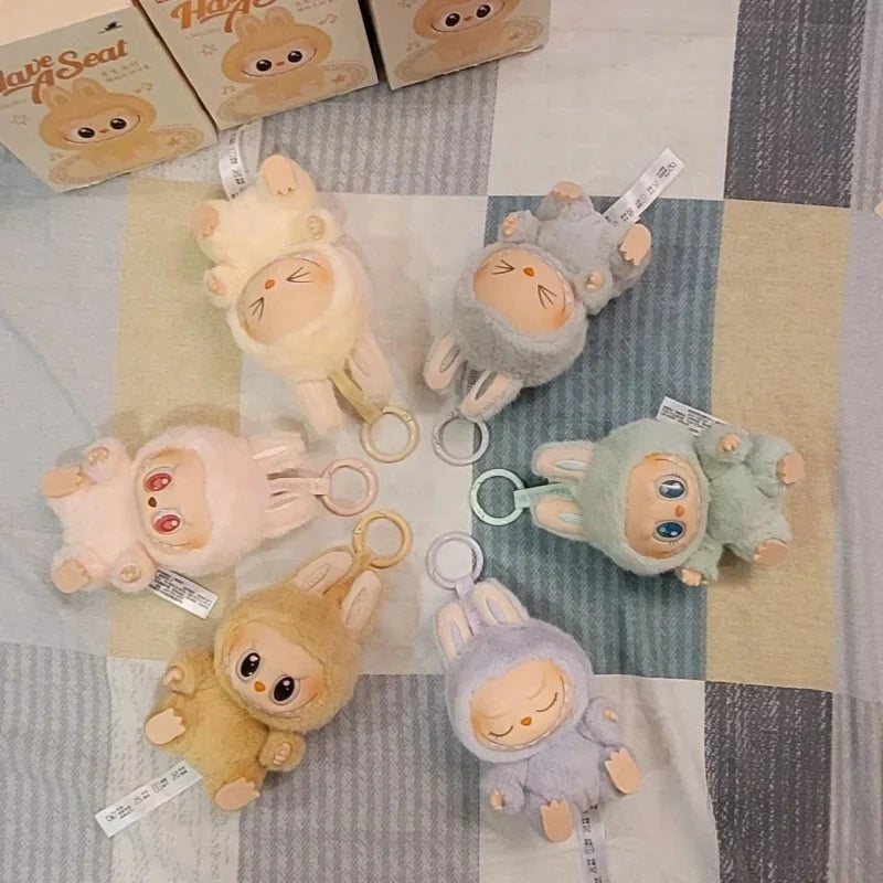 Boneco Labubu Macaron Sentado